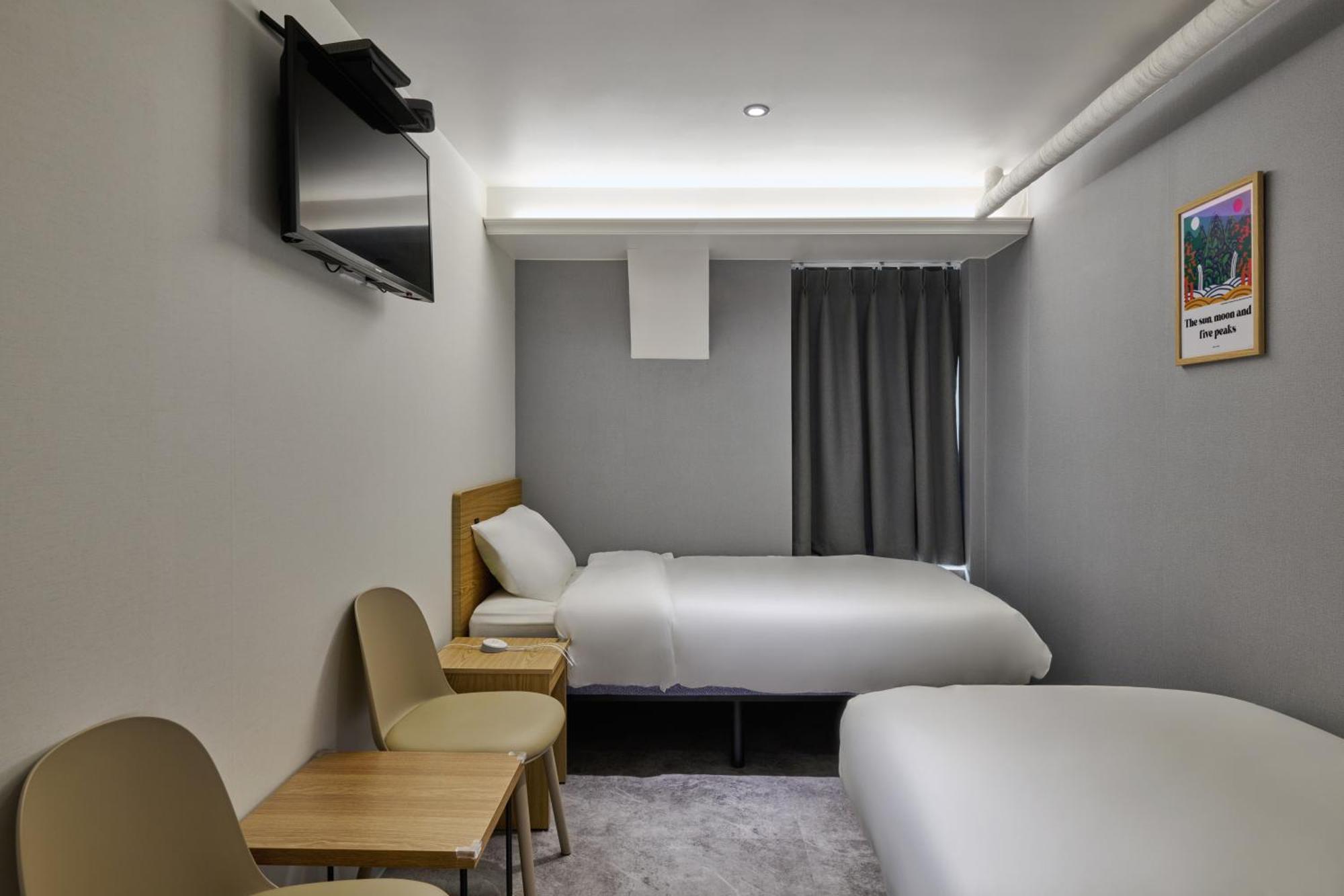 L Hotel *