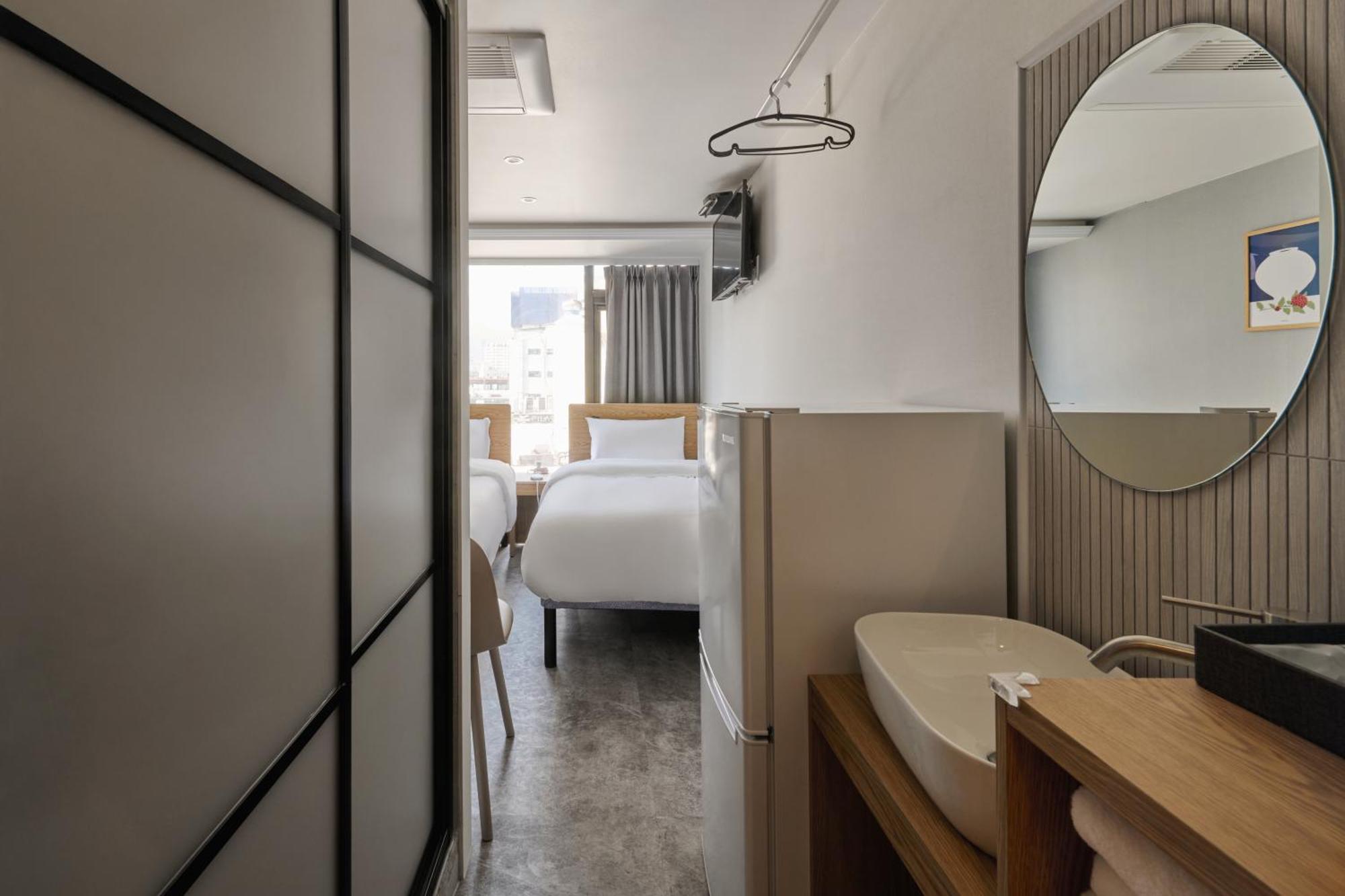 Hotel L *