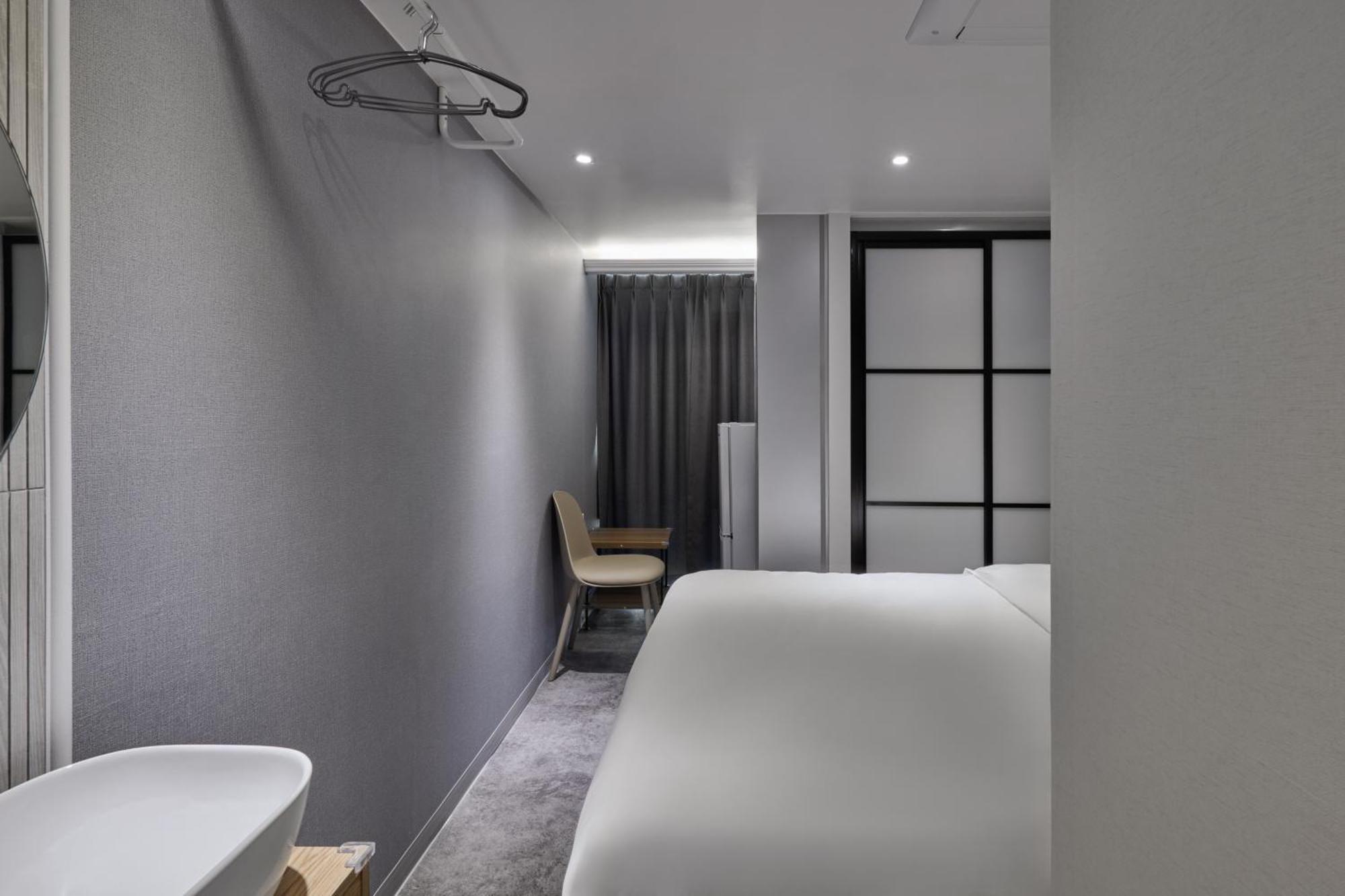 L Hotel